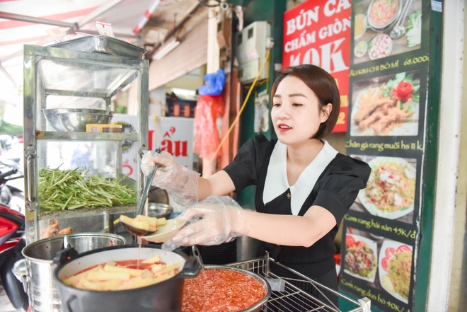 Quán bún cá chấm bán 300 bát/ngày, khách xếp hàng đợi thưởng thức - 19 Quán bún cá chấm bán 300 bát/ngày, khách xếp hàng đợi thưởng thức - 19