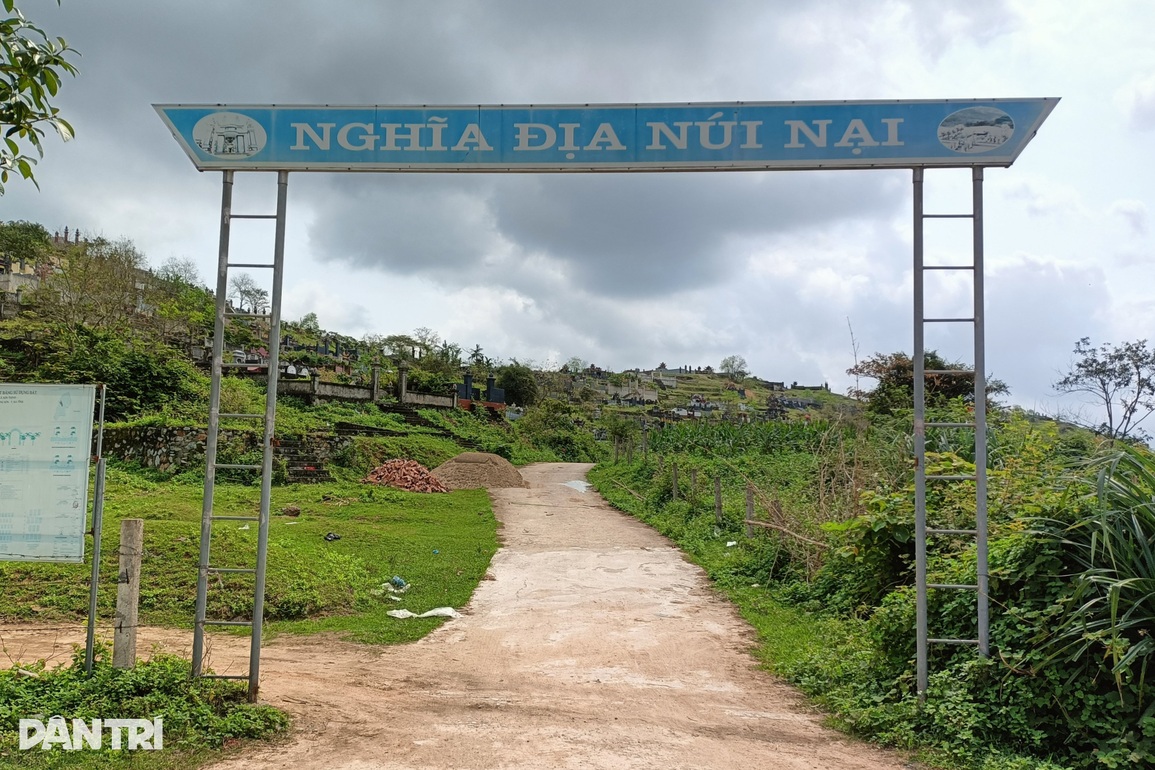 Kỳ lạ hàng loạt cổng sắt ở nghĩa trang không cánh mà bay - 2 Kỳ lạ hàng loạt cổng sắt ở nghĩa trang không cánh mà bay - 2