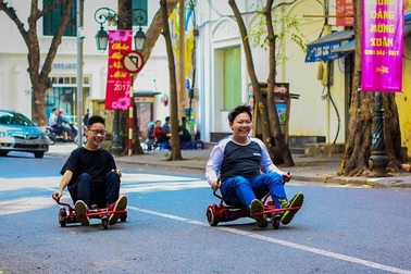 Xe điện mini tung hoành trên phố đi bộ cuối tuần