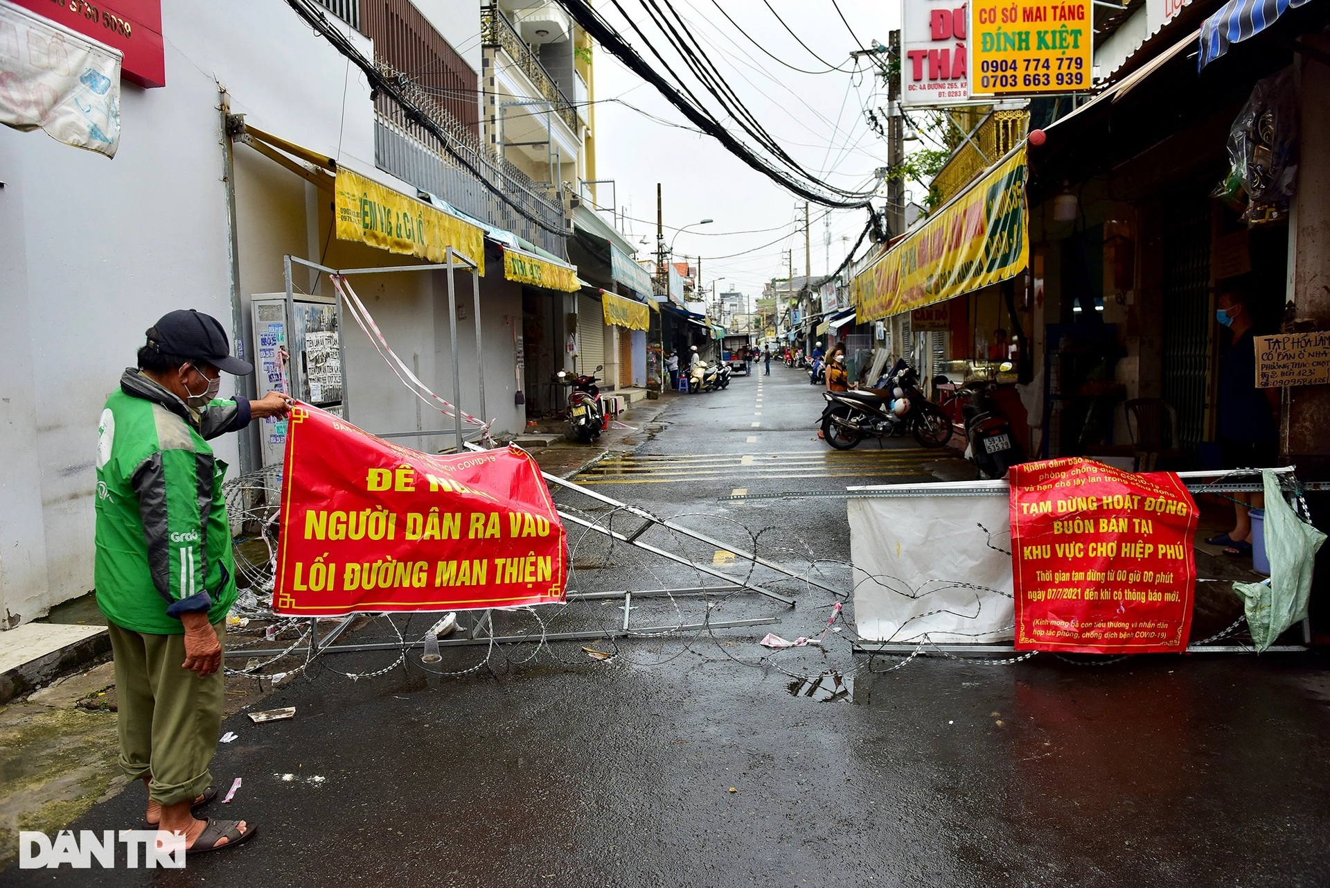 Hàng rào bịt kín hẻm ở Sài Gòn.jpeg