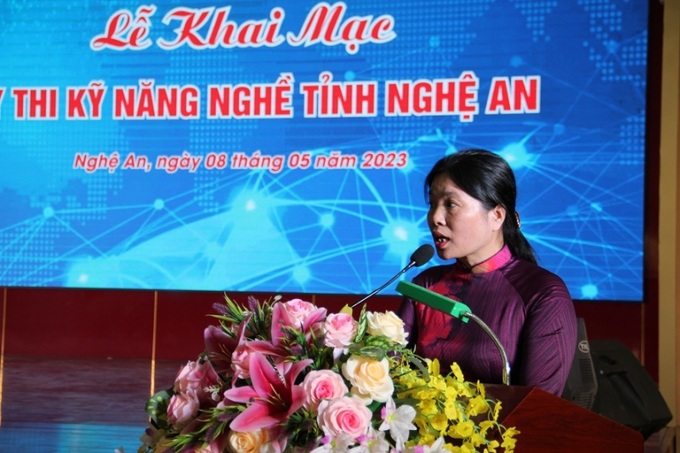 Bà Hồ Thị Châu Loan, Phó giám đốc sở LĐ-TB&XH Nghệ An, phát biểu khai mạc kỳ thi.
