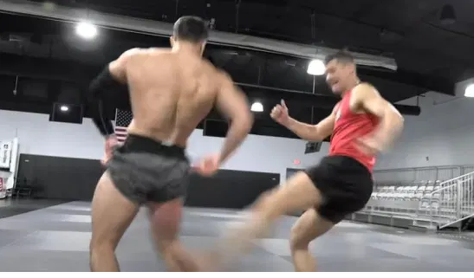 Đứng yên cho đối thủ đá, cả hai võ sĩ suýt... gãy chân - 1