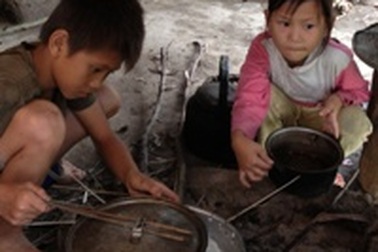 Quặn lòng hai con thơ chăm mẹ bệnh trong đói nghèo