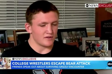 Đô vật dùng tay không đánh nhau với gấu rồi giả chết để cứu bạn