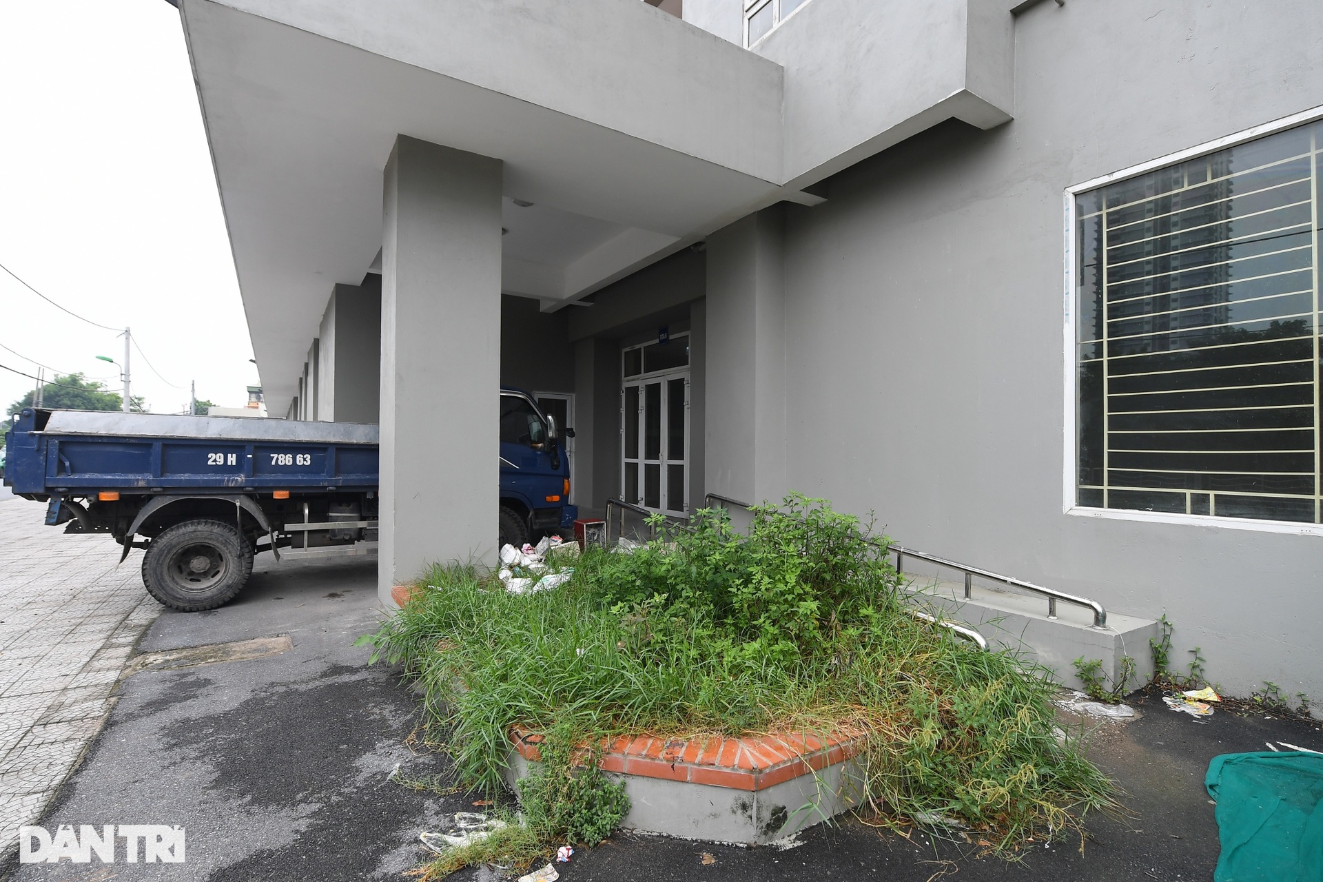 Khu tái định cư trăm tỷ: Nơi để cỏ mọc, chỗ nuôi gà ở Hà Nội - 9