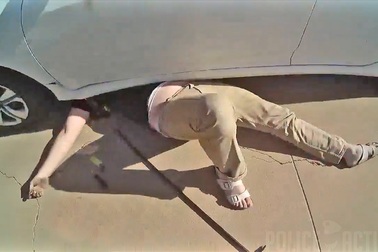 Kích nâng bị hỏng, người đàn ông mắc kẹt dưới gầm xe ô tô