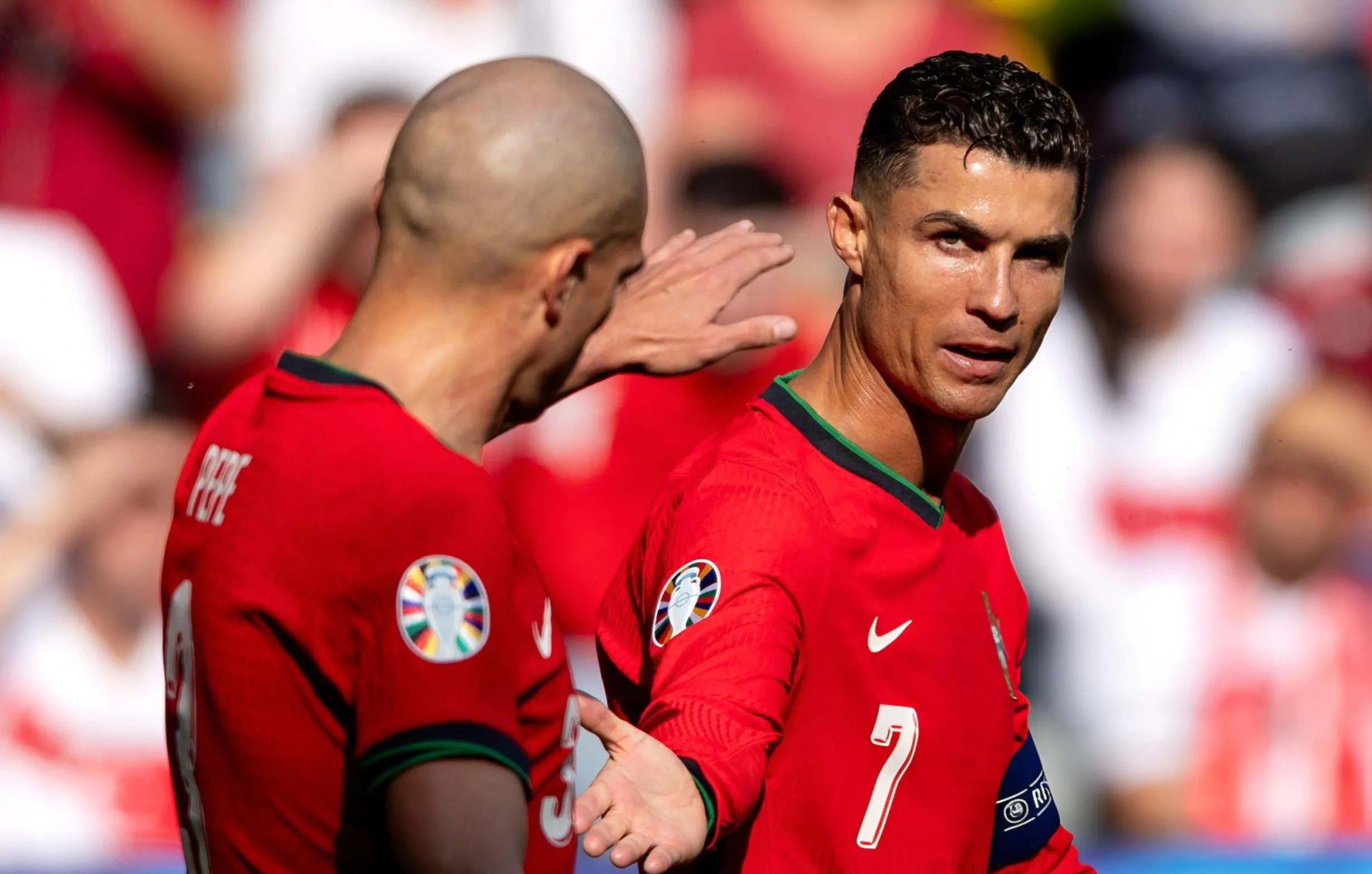 Ở dưới sân, dù không ghi bàn nhưng C.Ronaldo vẫn đặt dấu ấn giúp Bồ Đào Nha chiến thắng. Anh đã trở thành Vua kiến tạo trong lịch sử Euro sau đường chuyền cho Bruno Fernandes lập công (Ảnh: Getty).