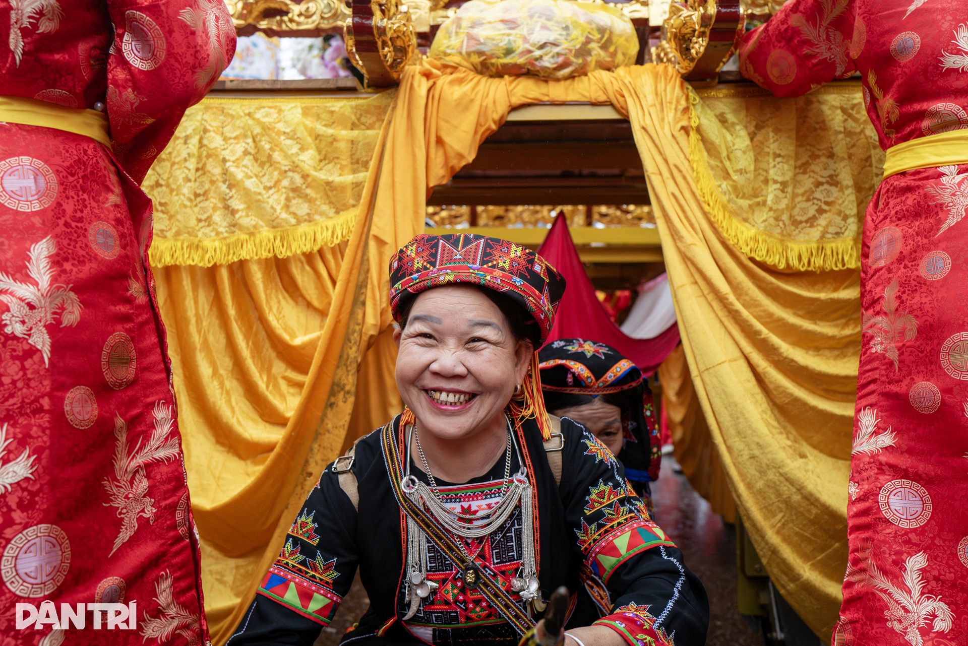 Độc đáo tục lệ chui qua kiệu Mẫu ở lễ hội TP Tuyên Quang - 19