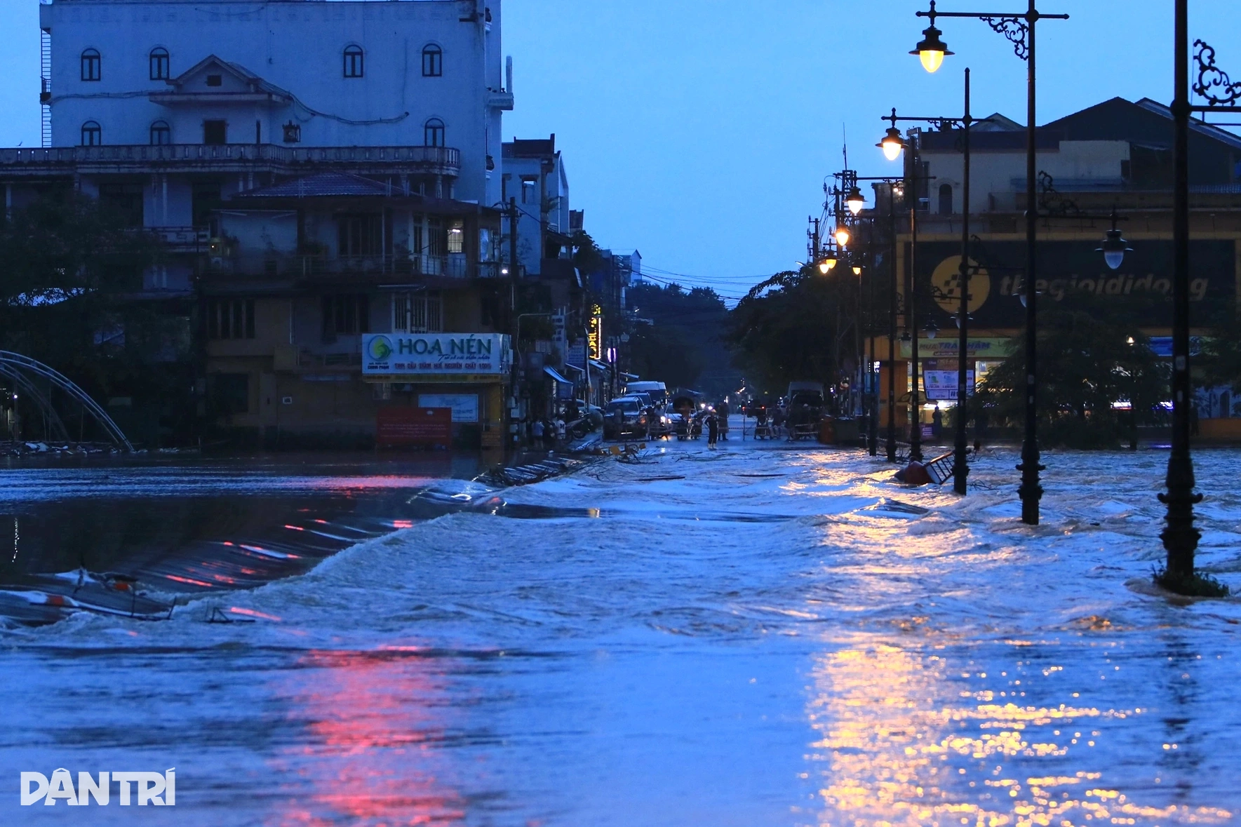 View - Người dân Thừa Thiên Huế vật lộn trên những con đường ngập sâu | Báo Dân trí