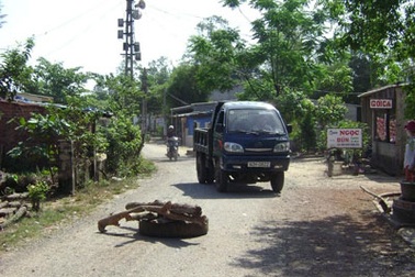 Dân chặn xe chở đất cát vì quá bụi