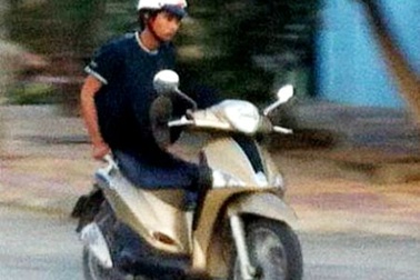 Bị phạt 6 triệu đồng vì lái xe máy bằng... hai chân