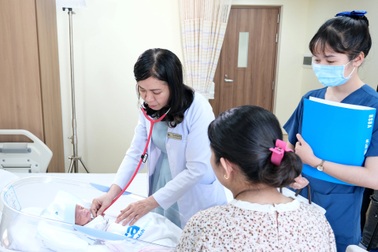 Hàng trăm trẻ sinh non, rất non được cứu sống nhờ phác đồ "giờ vàng"