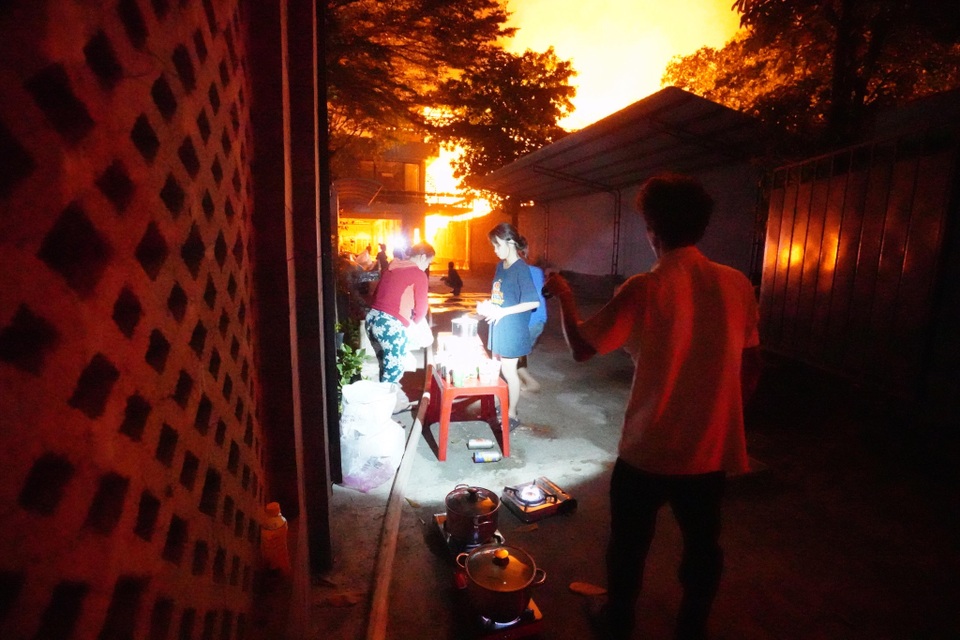 Cháy cực lớn tại Công ty Phú Thịnh ở TPHCM - 2 Cháy cực lớn tại Công ty Phú Thịnh ở TPHCM - 2