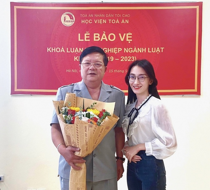 Trần Thị Nhật Thanh chụp cùng PGS.TS Phạm Minh Tuyên - giảng viên hướng dẫn khoá luận tốt nghiệp