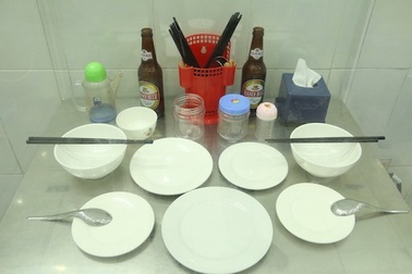 Chủ quán bún chả trưng bày vật dụng phục vụ Tổng thống Obama trong lồng kính