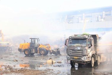 Cháy xuyên đêm tại bãi chứa hàng nghìn tấn giấy phế liệu ở Ninh Bình