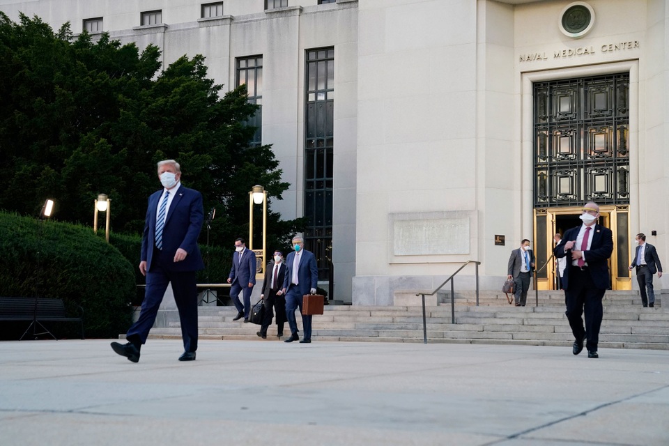 Ông Trump xuất viện, tuyên bố trở lại đường đua với Biden - 1 Ông Trump xuất viện, tuyên bố trở lại đường đua với Biden - 1