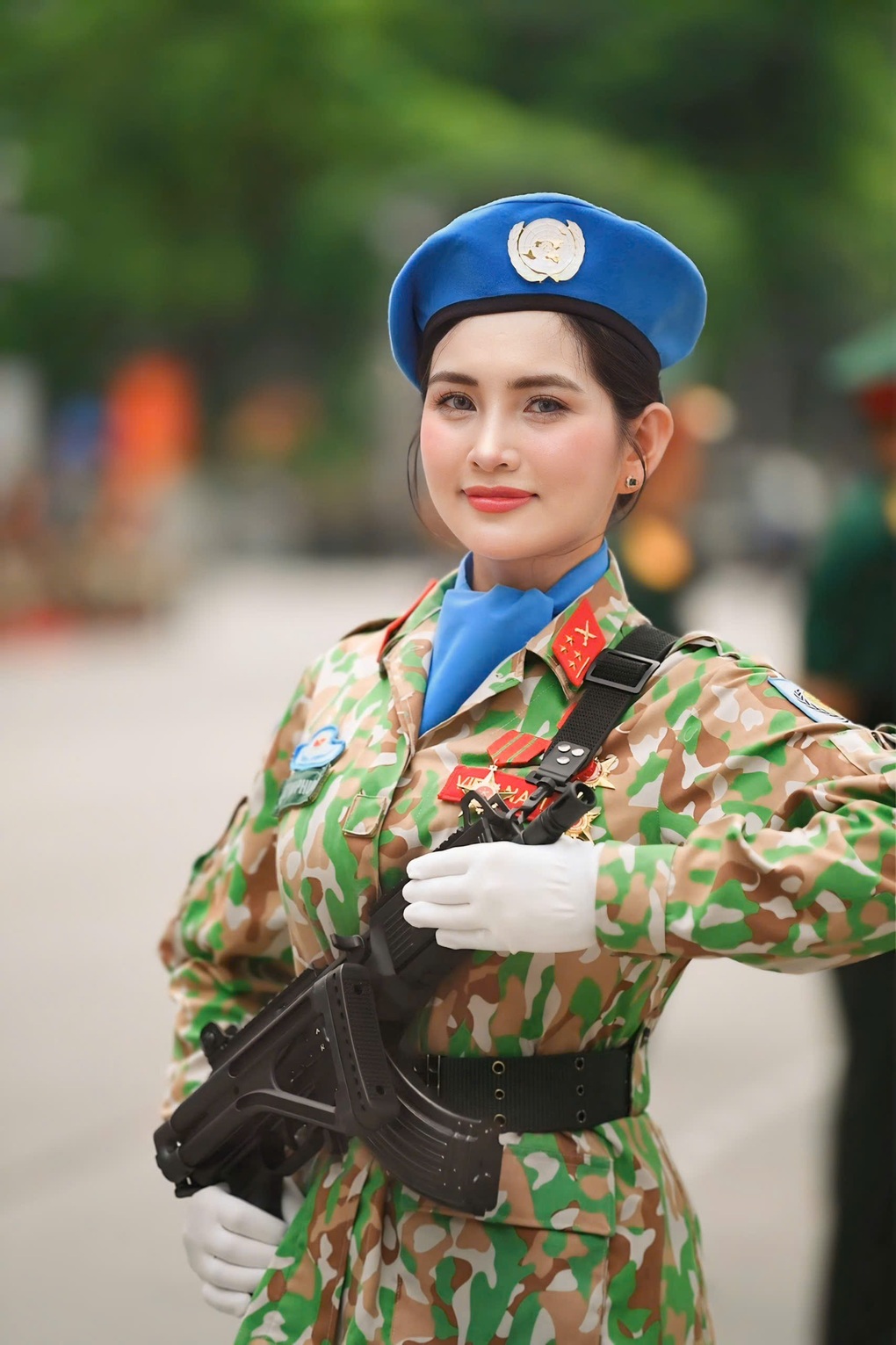 Nữ chiến sĩ xinh đẹp bảo vệ Quân kỳ, nhà 3 đời tham gia diễu binh - 1 Nữ chiến sĩ xinh đẹp bảo vệ Quân kỳ, nhà 3 đời tham gia diễu binh - 1