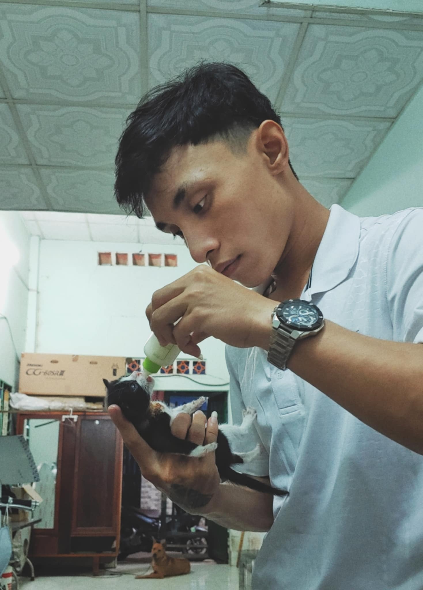 Ambil Uang yang Jatuh, Pria Ini Masukkan ke Kantong, Endingnya Bikin Netizen Kaget - 2 Nhặt tiền đánh rơi, chàng trai đút túi và cái kết khiến dân mạng bất ngờ - 2