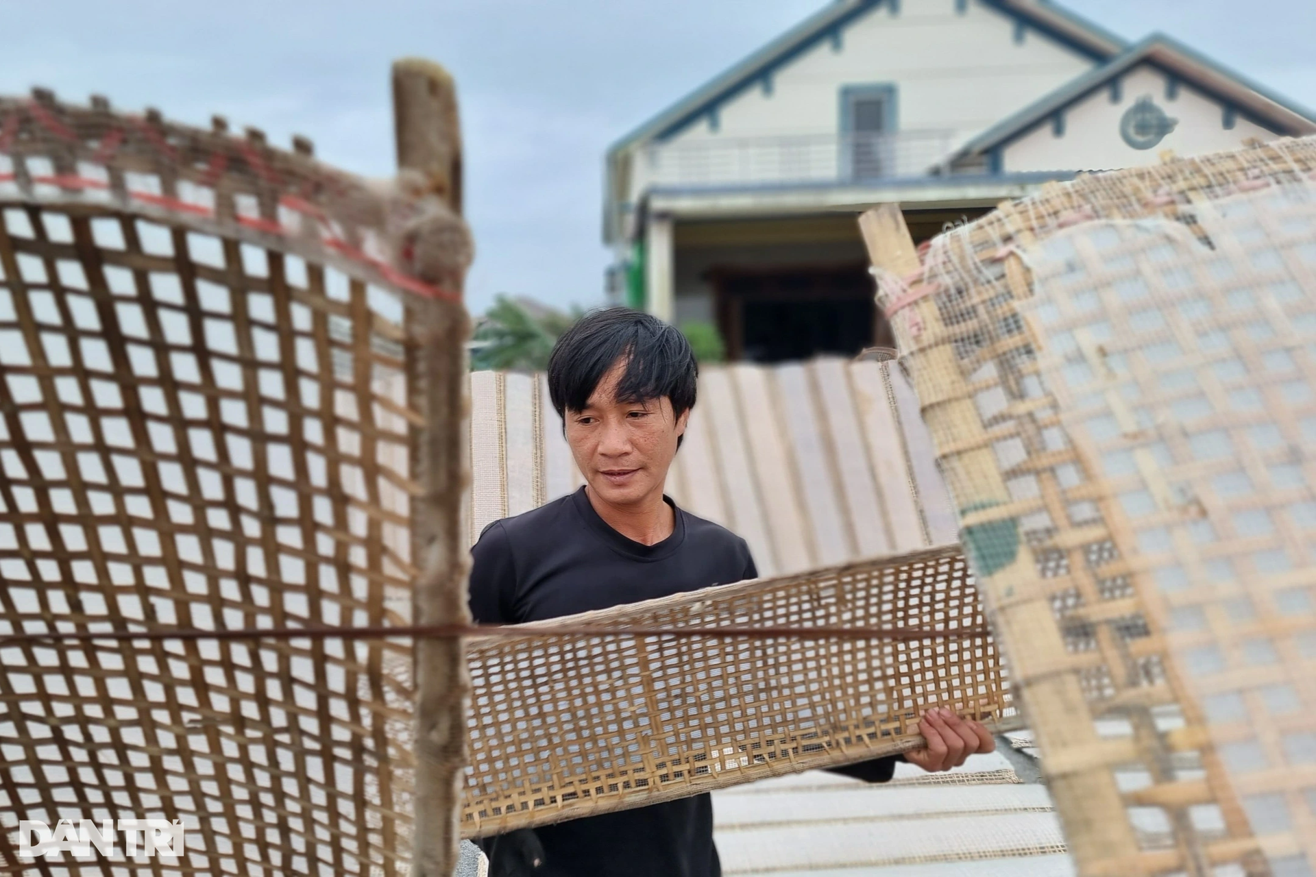 Huy động cả làng làm bánh tráng từ sáng đến khuya để phục vụ Tết - 5 Huy động cả làng làm bánh tráng từ sáng đến khuya để phục vụ Tết - 5