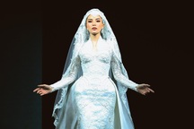 Kỳ Duyên gây tranh luận khi làm vedette, nhà thiết kế nói gì?