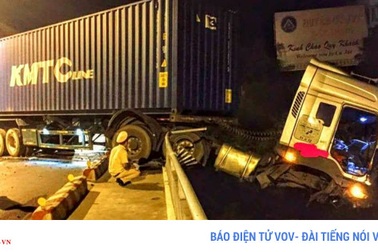 Xe container đâm gãy thành cầu, lơ lửng trên mặt sông Sêrêpôk ​