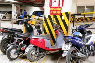 Cấm xe máy xăng nội đô Hà Nội: Người dân ở chung cư sạc ở đâu?