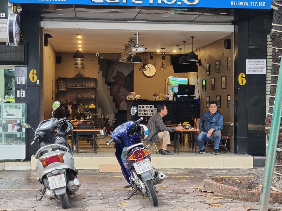 Nhà hàng, quán cà phê vắng khách trong ngày đầu được hoạt động trở lại - 8 Nhà hàng, quán cà phê vắng khách trong ngày đầu được hoạt động trở lại - 8