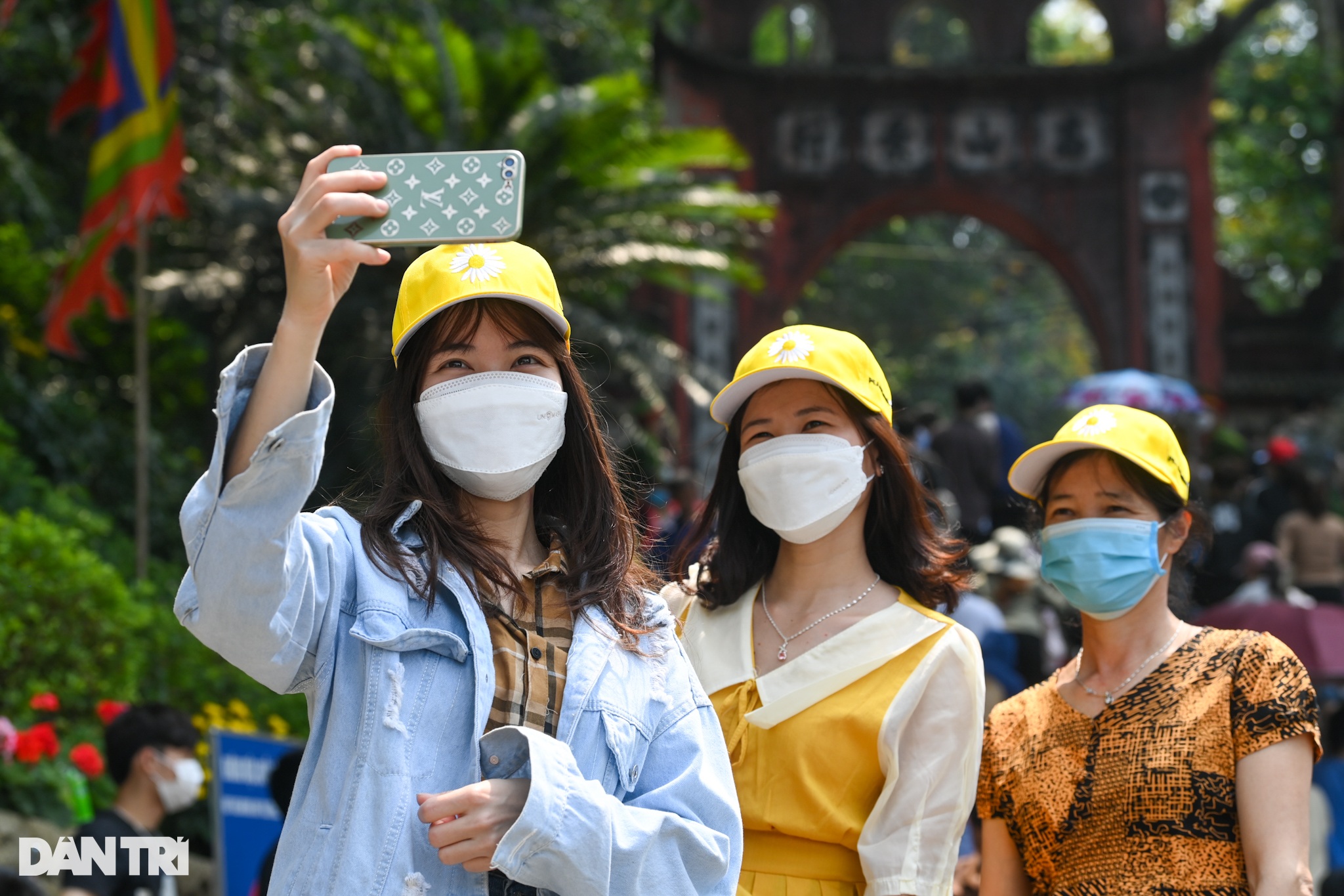 Hàng chục nghìn du khách đổ về đền Hùng dâng hương trước ngày giỗ Tổ - 7 Hàng chục nghìn du khách đổ về đền Hùng dâng hương trước ngày giỗ Tổ - 7