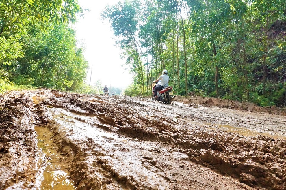 Người dân đánh võng trên con đường nát như tương - 4 Người dân đánh võng trên con đường nát như tương - 4