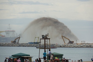 Trung Quốc "quyến rũ" Sri Lanka, Ấn Độ đứng ngồi không yên