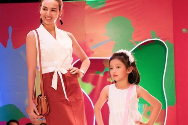 Con gái Hoa hậu Ngọc Diễm đáng yêu như “siêu mẫu” nhí