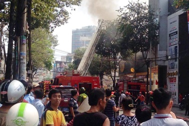 Cháy lớn tại gara ô tô, nhiều xe sang bị thiêu rụi