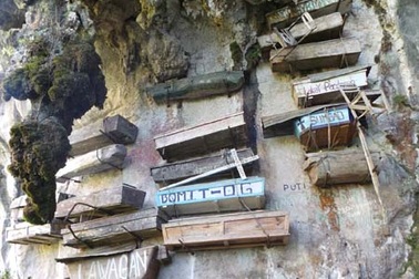 Choáng với khu nghĩa địa trên vách đá tại Philippines