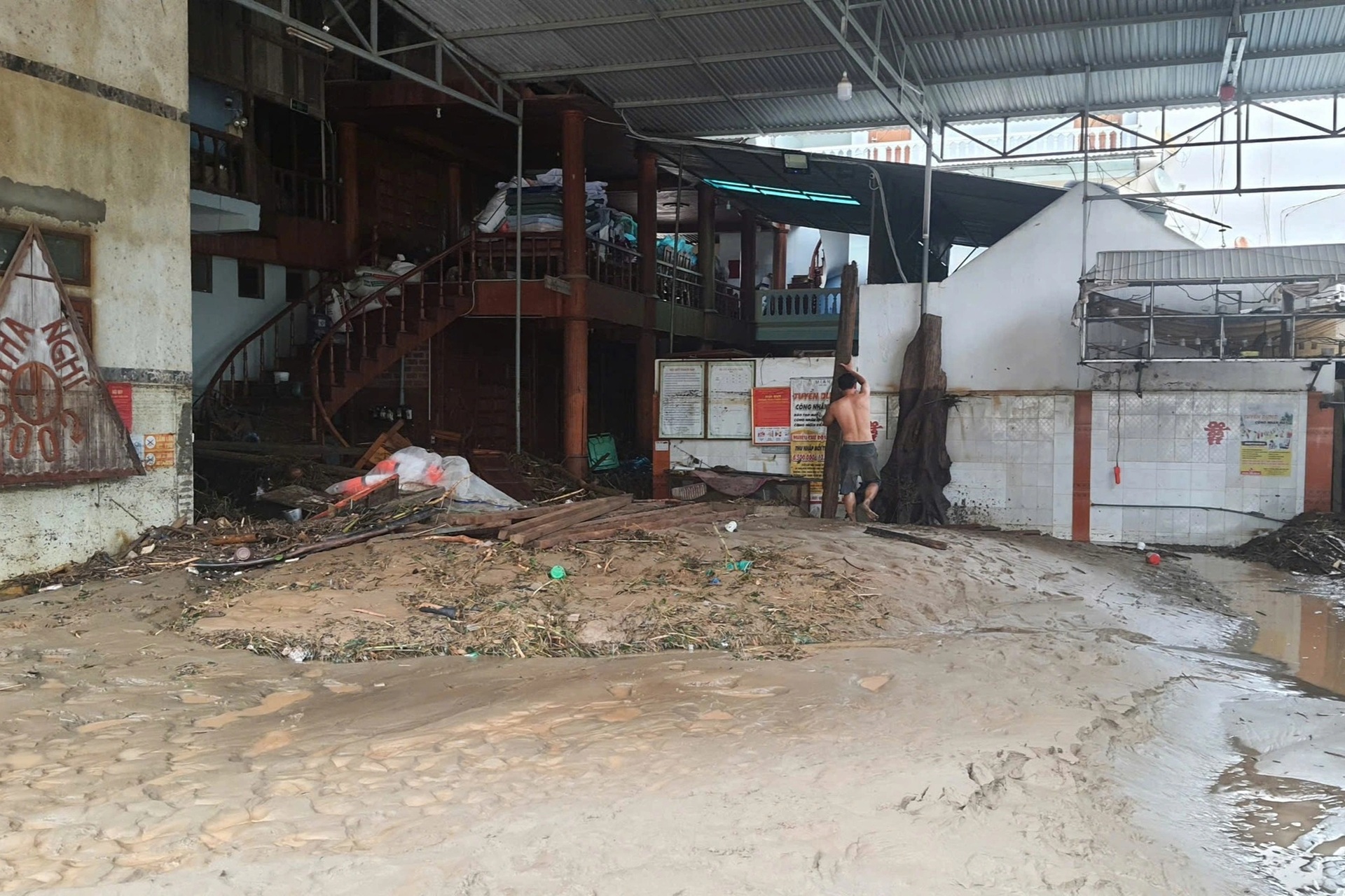 Bùn rác bủa vây, nhà dân xơ xác, bản làng tan hoang khi lũ rút - 4 Bùn rác bủa vây, nhà dân xơ xác, bản làng tan hoang khi lũ rút - 4