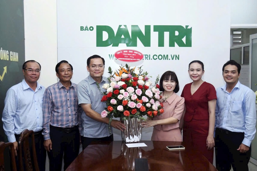 UBND tỉnh Bạc Liêu chúc mừng Văn phòng báo Dân trí tại Cần Thơ dịp 21/6 - 1 UBND tỉnh Bạc Liêu chúc mừng Văn phòng báo Dân trí tại Cần Thơ dịp 21/6 - 1