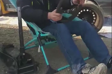 Người đàn ông với khả năng tạo tiếng động cơ xe cực ấn tượng