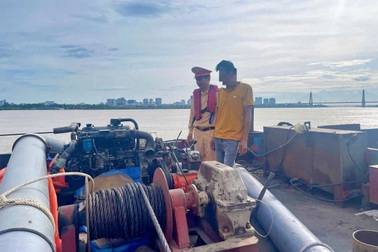 Hà Nội: Bắt giữ tàu hoán cải, hút cát trái phép trên sông Hồng