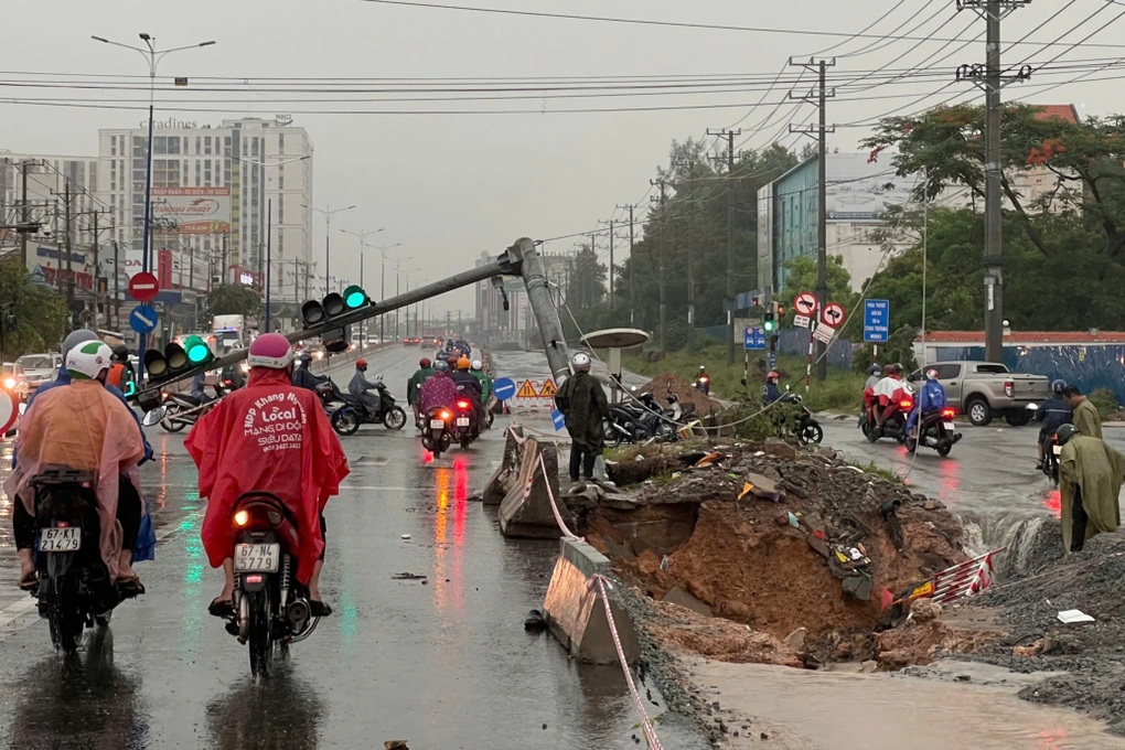 Mưa lớn gây đổ 3 trụ điện ở Bình Dương, nhiều nơi bị cô lập - 2 Mưa lớn gây đổ 3 trụ điện ở Bình Dương, nhiều nơi bị cô lập - 2