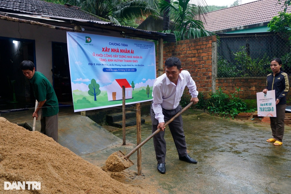 Khởi công nhà Nhân ái tặng vợ chồng sửa chuồng heo làm phòng ngủ cho con - 2 Khởi công nhà Nhân ái tặng vợ chồng sửa chuồng heo làm phòng ngủ cho con - 2
