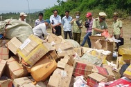 Thay thế người đứng đầu có biểu hiện bao che cho buôn lậu