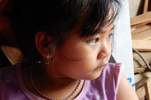 Thắt lòng gia cảnh bé gái 6 tuổi mắc bệnh ung thư máu, bố đột ngột qua đời!