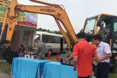 Màn trình diễn mở bia bằng máy xúc điêu luyện của thầy giáo dạy nghề