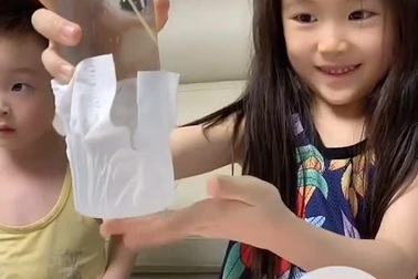 Những trò chơi giữa cha mẹ và con cái khi phải ở nhà tránh dịch