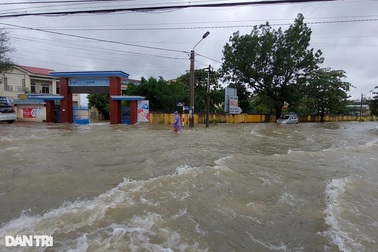 Thủ tướng chia sẻ những mất mát của nhân dân vùng lũ