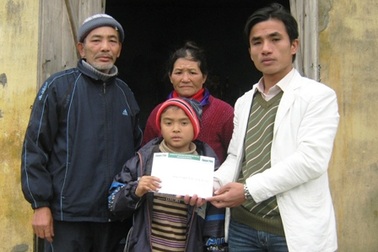 Quà nhân ái đến với “Cậu học sinh nghèo không có tiền chạy thận”