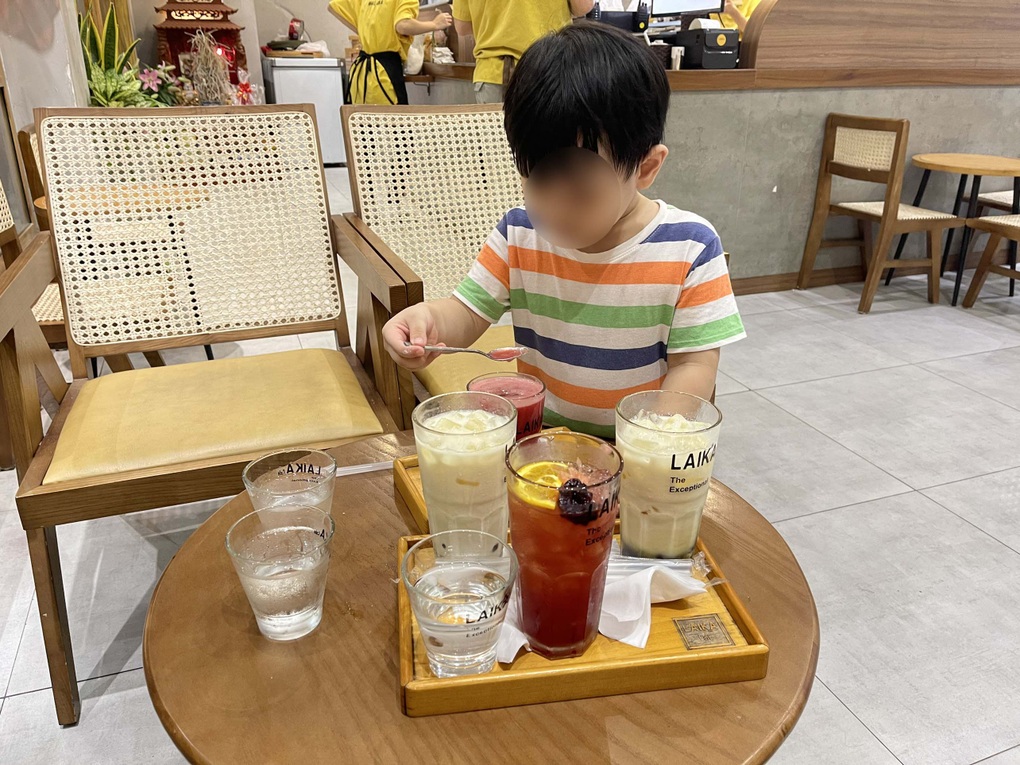 Ác mộng trẻ quậy phá nơi công cộng, khách bất lực vì câu cháu còn nhỏ - 1 Ác mộng trẻ quậy phá nơi công cộng, khách bất lực vì câu cháu còn nhỏ - 1