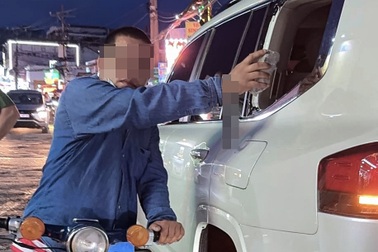 Công an làm việc với người cầm đá đập vỡ kính ô tô ở TPHCM