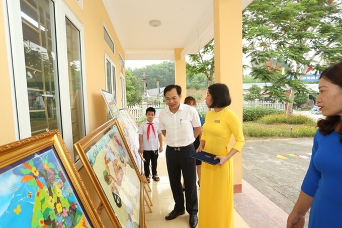 Ông Nguyễn Đức Thịnh - Phó Giám đốc Sở GD&ĐT tỉnh Thái Nguyên tham gia triển lãm tranh