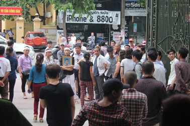 Người nhà bị hại chửi bới, gây hỗn loạn trước cổng tòa án